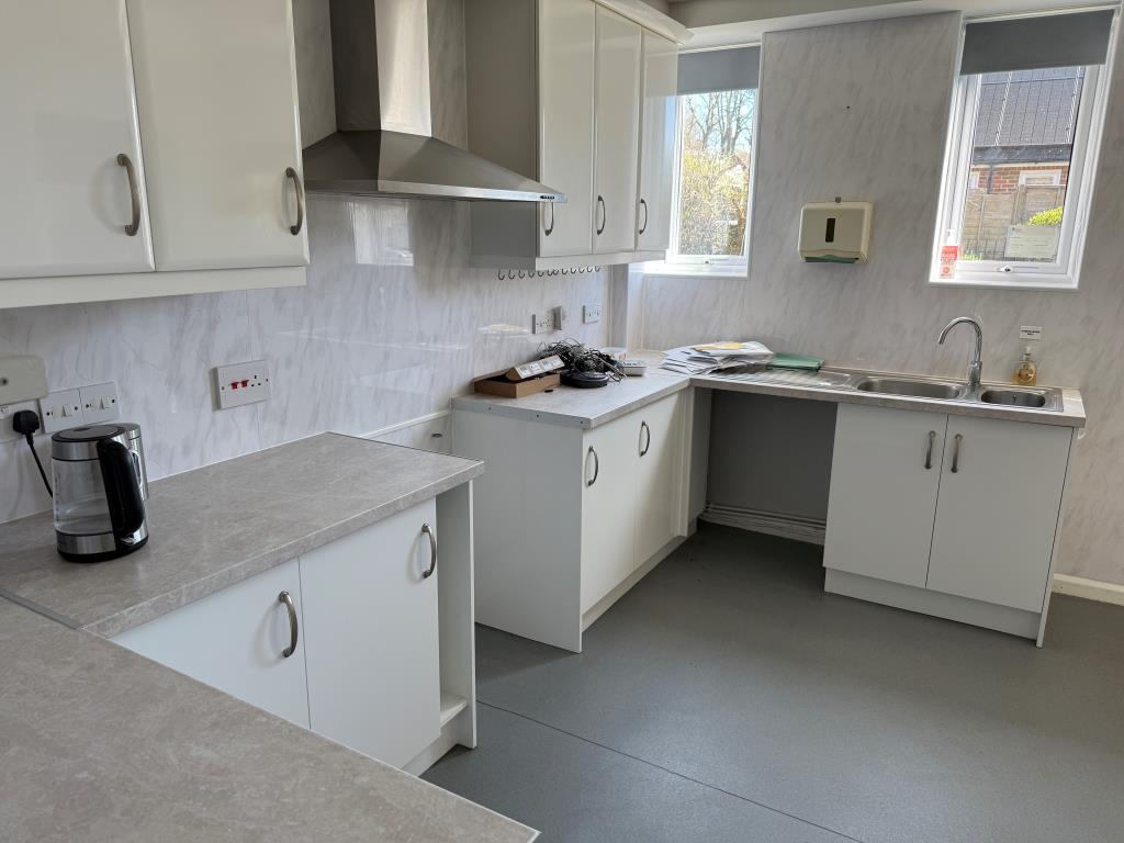 Lot: 86 - SUBSTANTIAL DETACHED PROPERTY WITH POTENTIAL PREVIOUSLY USED FOR SUPPORTED LIVING - Main kitchen with window and fitted units